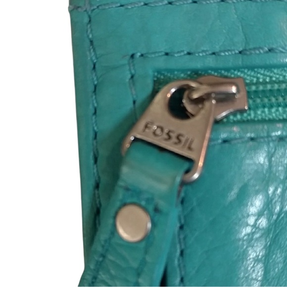 PreOwned FOSSIL Vintage Turquoise Tri Fold Wallet. 6 card slots and ID slot. - Picture 3 of 5